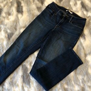 Levi’s Mid Rise Skinny size 6 in really good condition